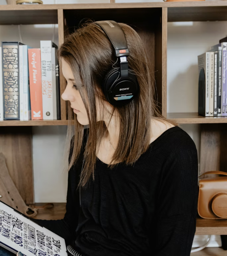 travailler en écoutant de la musique elaee recruteur chasseur de tetes création communication marketing digital