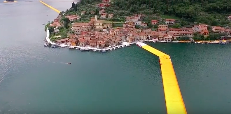 l'impressionnant travail de Christo : les Floatting Piers d'Iseo