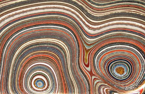 la Fordite est un amalgame de gouttelettes de peintures amalgamées